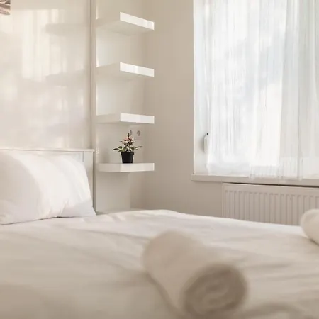 Galerius Pihenohaz By Bltn *